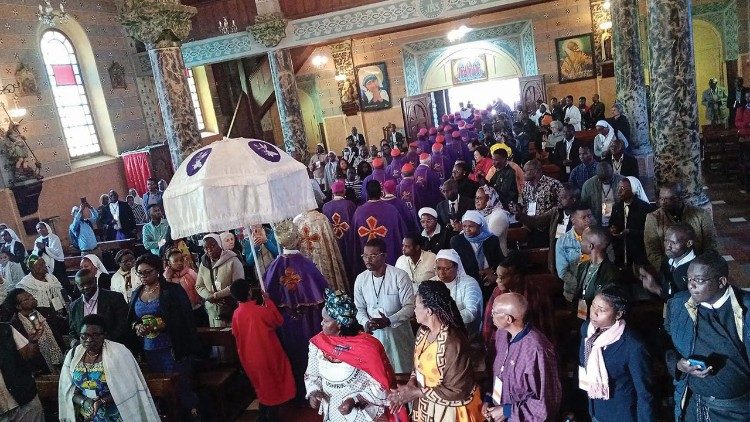 अफ़्रीका में महाद्वीपीय धर्मसभा के दौरान पवित्र मिस्सा समारोह