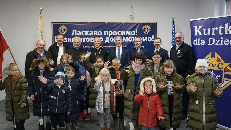 Rycerze Kolumba z dziećmi, którym przekazali kurtki 