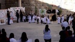 Schoolchildren in Jerusalem ask for peace