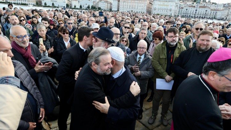 L'abbraccio tra il presidente della Comunità islamica (a destra) e l'archimandrita greco-ortodosso