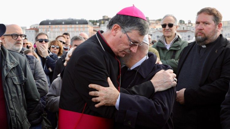 L'abbraccio tra il vescovo di Trieste e il presidente della Comunità islamica, al termine della preghiera silenziosa per la pace