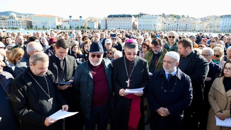 Trieste, Molo Audace: il momento della lettura comune del messaggio per la preghiera silenziosa davanti al mare