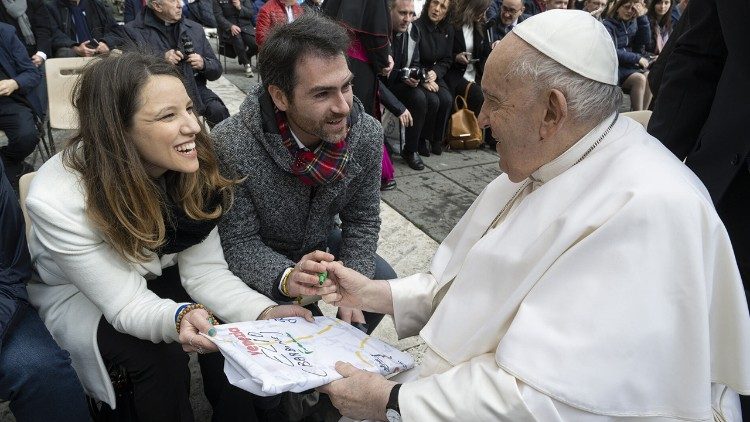 L’incontro nel 2022 con Papa Francesco che ha scritto la prefazione al libro di Giandonato, intitolato “Luce in abbondanza”