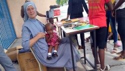 Sœur Paésie, avec les enfants de la Famille Kizito.