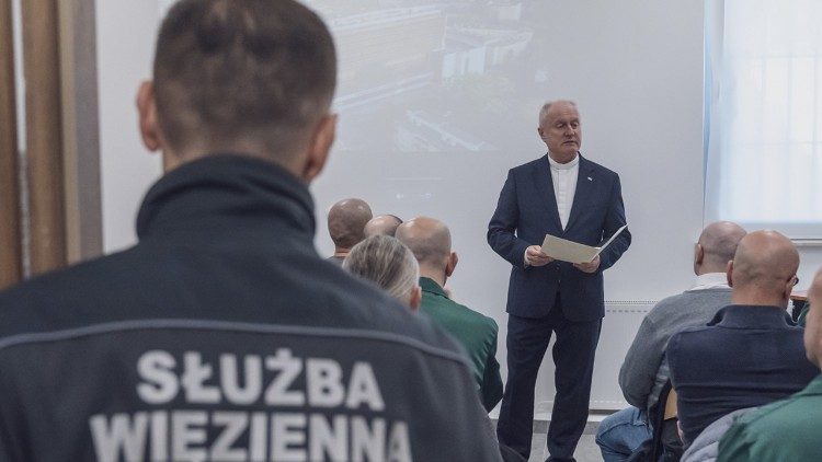 Rektor KUL ks. prof. Mirosław Kalinowski czyta studentom KUL w areszcie skierowany do nich list Papieża Franciszka (fot. Tomasz Koryszko)