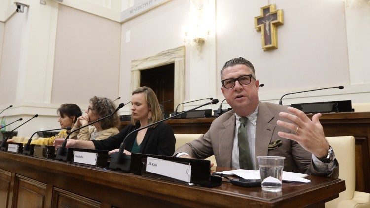 JR Kerr, CEO da Handshake, moderando a mesa redonda