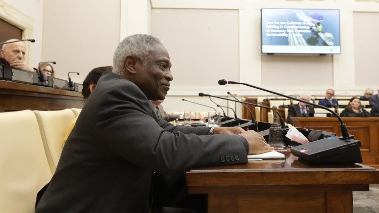 O Cardeal Peter Turkson d&aacute; as boas-vindas aos l&iacute;deres religiosos e empresariais &agrave; Pontif&iacute;cia Academia de Ci&ecirc;ncias