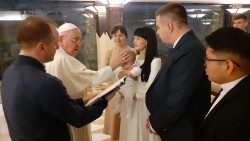 Popiežius pakrikštijo ukrainiečių šeimos kūdikį 