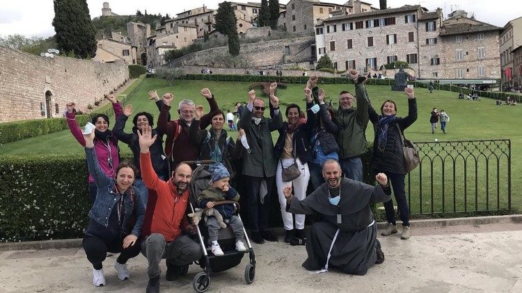 Eine Pilgergruppe in Assisi