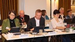 Laien, Bischöfe, Priester, Ordensleute: Bei einer Sitzung des Synodalen Wegs in Deutschland