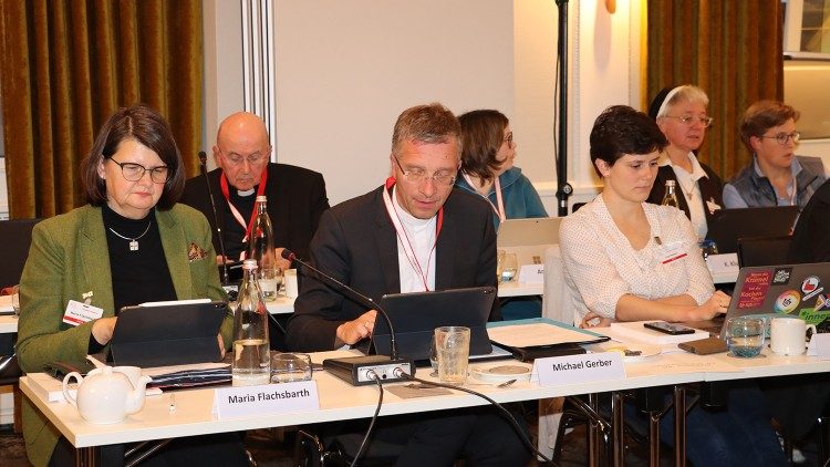 Laien, Bischöfe, Priester, Ordensleute: Bei einer Sitzung des Synodalen Wegs in Deutschland