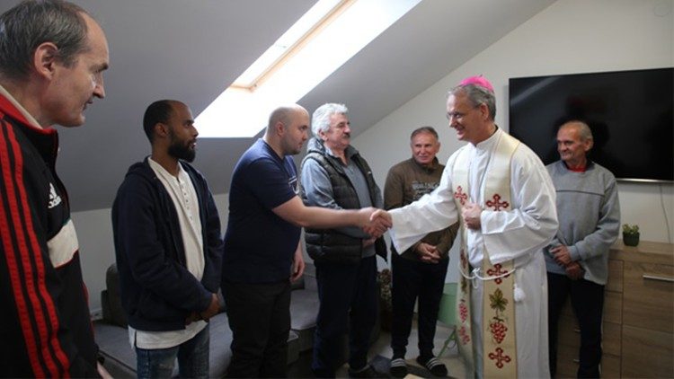 Nadbiskup mons. Dražen Kutleša s korisnicima Caritasova prihvatilišta za beskućnike