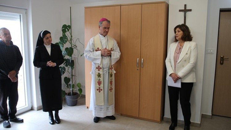 Voditeljica Iva Hrvačić predstavlja prihvatilište (Foto: TU Zagrebačke nadbiskupije)