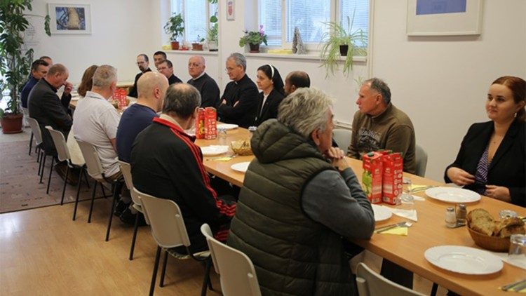 Druženje za bratskim stolom u Prihvatilištu za beskućnike (Foto: TU Zagrebačke nadbiskupije)