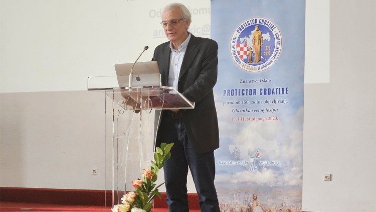 Doc. dr. sc. Anto Mikić govori na znanstvenom skupu povodom 150 godina objavljivanja Glasnika sv. Josipa (Foto: Josip Vuković)