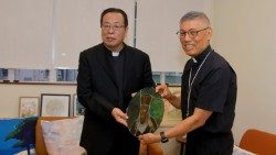 Kardinal Chow (rechts) mit Pekings Erzbischof Li Shan in Hongkong