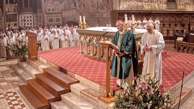 Kardinal Matteo Zuppi während der Messe für den Frieden in Assisi