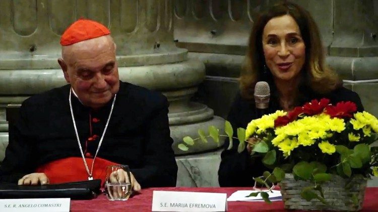 Кардинал Комастри со македонската амбасадорка во Светиот Престол Марија  Ефремова