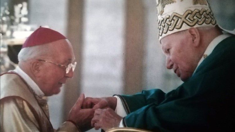 Biskup Ján Hirka (1923 - 2014) so sv. Jánom Pavlom II. pri blahorečení biskupa Gojdiča (Rím, 2001)