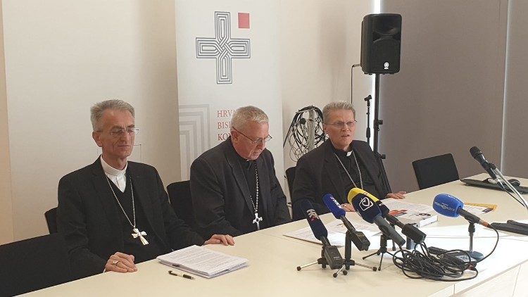 Pomoćni biskupi Ivan Ćurić, Mijo Gorski i nadbiskup Đuro Hranić na tiskovnoj konferenciji (Foto: Zvonimir Ancić)