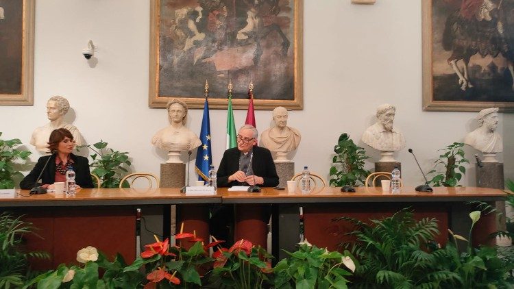 El cardenal Matteo Zuppi durante la conferencia