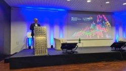 Monsenhor Dario Edoardo Viganò durante a conferência anual da Associação "HD Forum Italia", em Milão