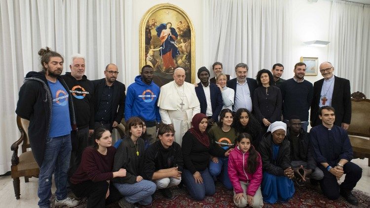Foto di tutti i partecipanti all'incontro del papa con Pato, alcuni volontari di Mediterranea Saving Humans e altre persone migranti