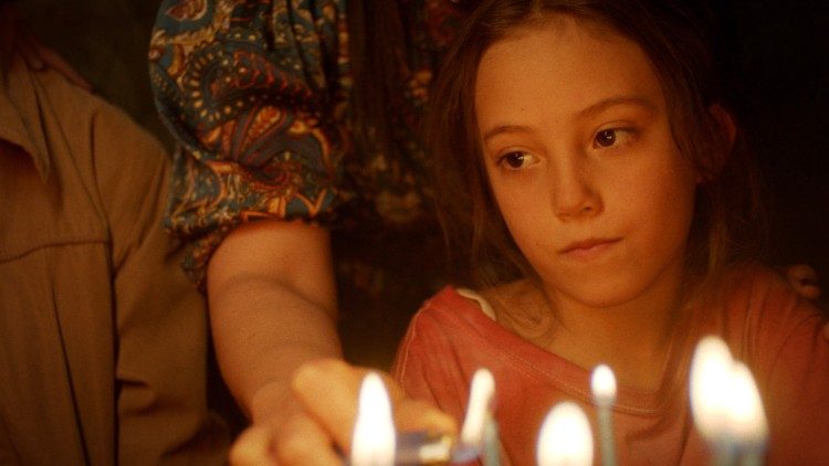 La piccola protagonista del lungometraggio "Totem-Il mio sole" premiato al Tertio Millennio Film Fest 2023, in una scena dell'opera della regista messicana Lila Avilés 