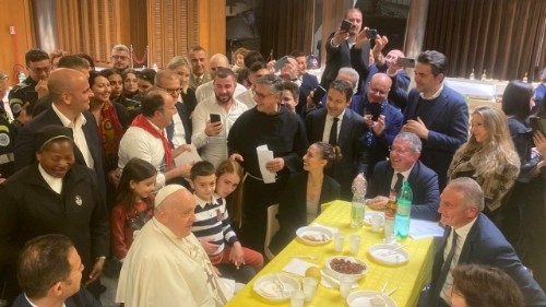 Franziskus isst mit freiwilligen Helfern zu Abend