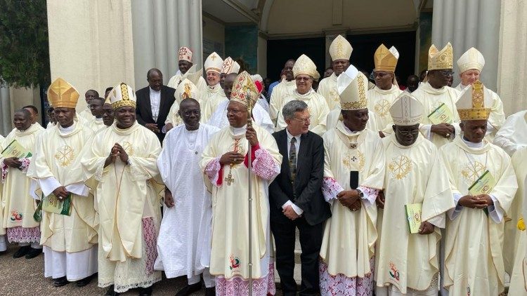 Il prefetto Paolo Ruffini con il cardinale Ambongo e vescovi africani