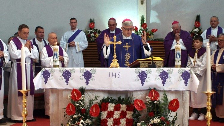 Zadarski nadbiskup mons. Milan Zgrablić predvodi misno slavlje u župnoj crkvi u Škabrnji (Foto: Ines Grbić)