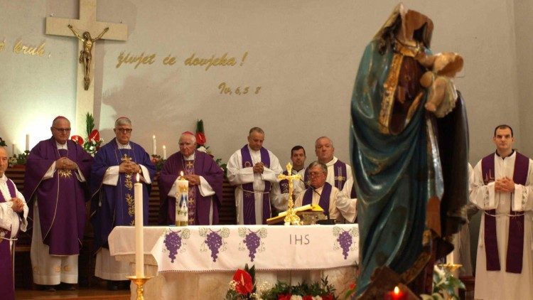 Misno slavlje u Škabrnji pored stradalog kipa BDM (Foto: Ines Grbić)