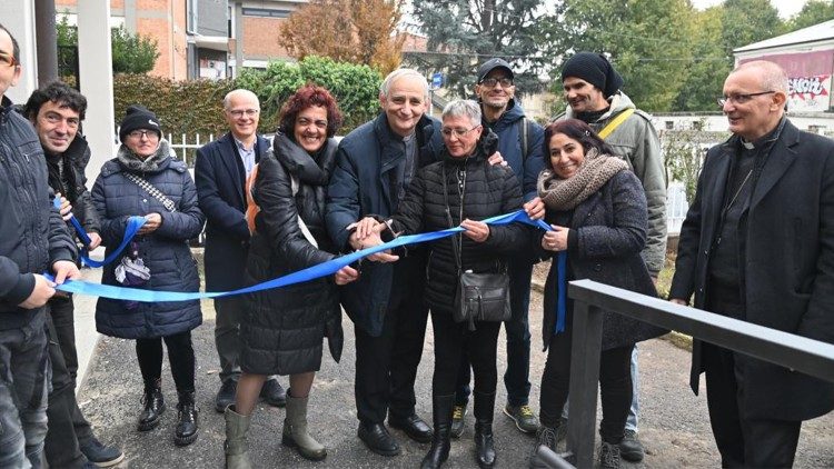 Inauguração do ambulatório, em Asti, com a presença do cardeal Zuppi (ao centro) e dom Prastaro (à direita)