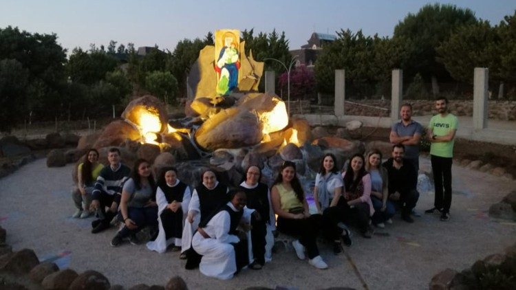 Religiosas trapistas com alguns jovens na fonte da Fonte de Nossa Senhora da Paz