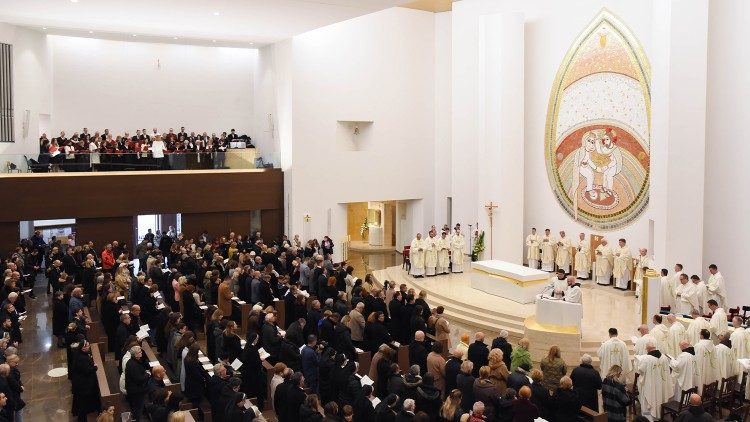 Okupljeni vjernici na misnom slavlju (Foto Nana)