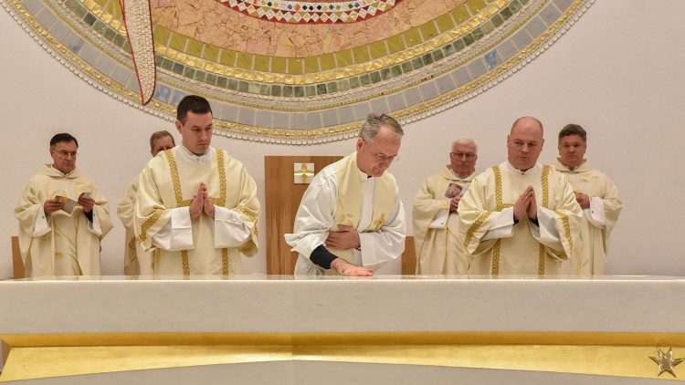 Nadbiskup Kutleša posvetio župnu i samostansku crkvu Majke Božje Lurdske u Zagrebu (Foto Nana)