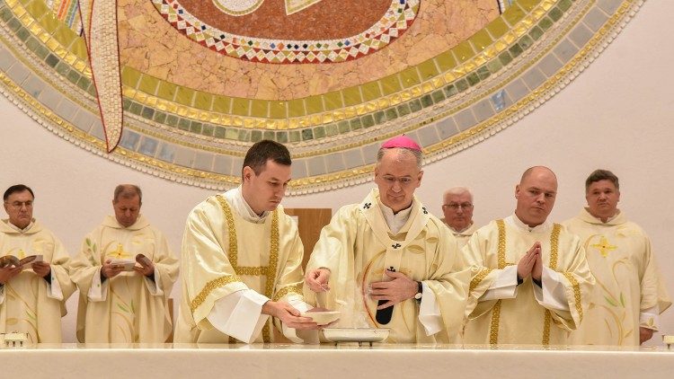 Zagrebački nadbiskup Dražen Kutleša predvodio je u nedjelju 19. studenoga euharistijsko slavlje tijekom kojega je posvetio župnu i samostansku crkvu Majke Božje Lurdske u Zagrebu