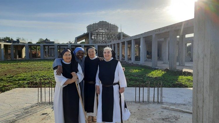 Trapistki na placu budowy