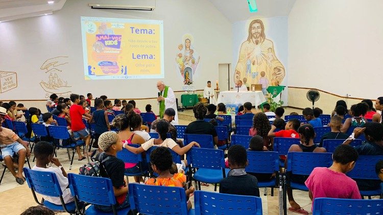 O Pe. Renato esteve todo o tempo com as crianças, inclusive ao presidir a missa