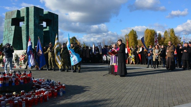 Molitva kod središnjeg križa na Memorijalnom groblju u Vukovaru (Foto: DJOS nadbiskupija)