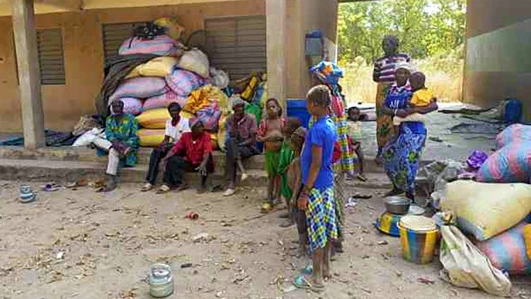 ആക്രമണങ്ങളിൽനിന്ന് പലായനം ചെയ്തവർ - ബുർക്കിന ഫാസോയിൽനിന്നുള്ള ഒരു ദൃശ്യം