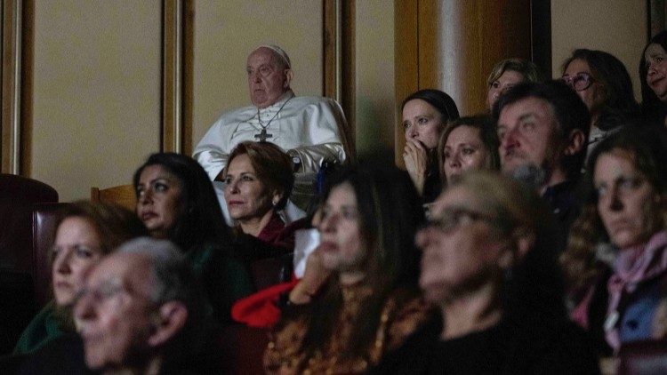 Papież Franciszek podczas projekcji filmu „Freedom on Fire”, Watykan, 21 listopada 2023 r.