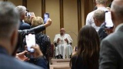 Papa Francesco alla proiezione del docufilm sull'Ucraina