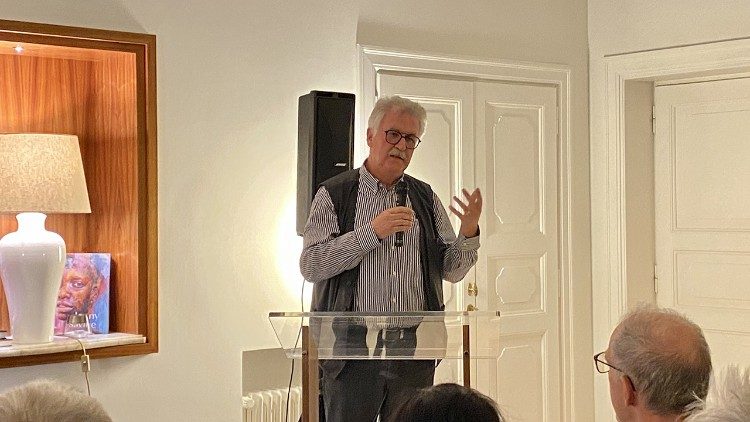 Prof. Josef Settele ist Agrarwissenschaftler. Er erforscht den Zusammenhang von Artenvielfalt, Klimawandel und Pandemien