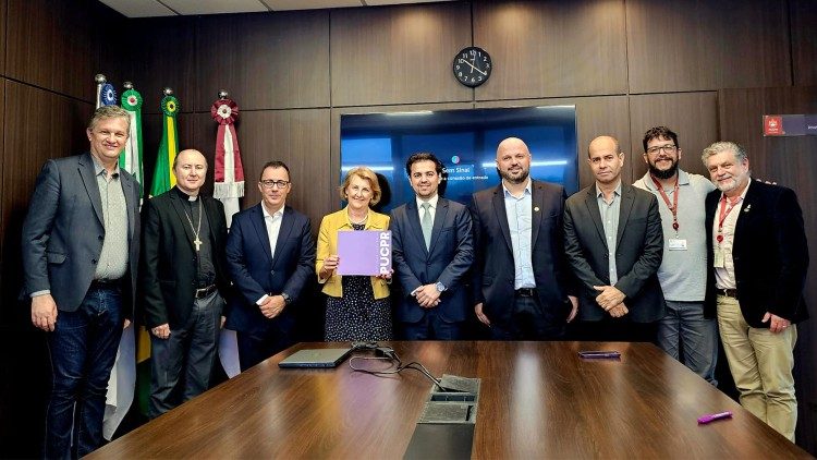 PUCPR recebe a visita de deputados estaduais