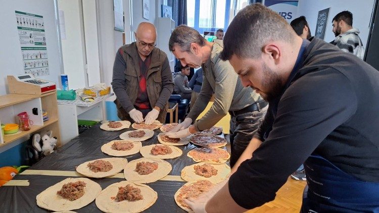 Priprema hrane (Foto: Isusovačka služba za izbjeglice HR)