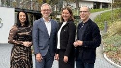 Bischof Benno Elbs und Caritas-Präsidentin Nora Tödtling-Musenbichler (Mitte) © Caritas Österreich