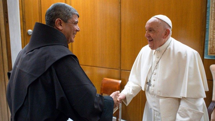 Encuentro entre el Papa Francisco y el Padre Ibrahim Faltas, 23 de noviembre de 2023.