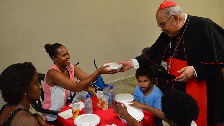 Dom Orani na refeição com os pobres