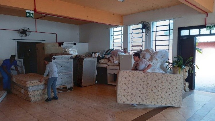 A necessidade de colchões também está sendo atendida pelos desabrigados